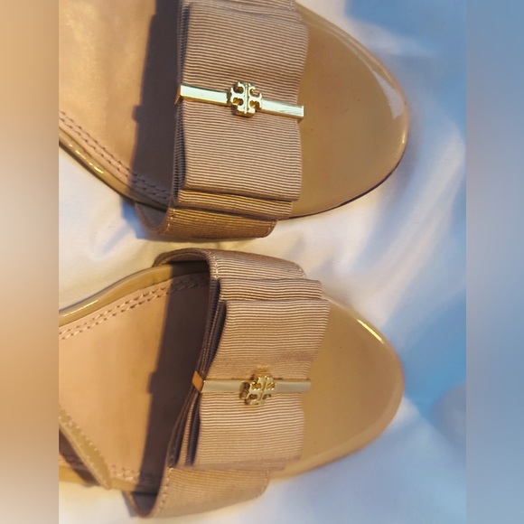 Tory Burch Trudy Nude Patent Bow Sandals - Picture 2 of 12